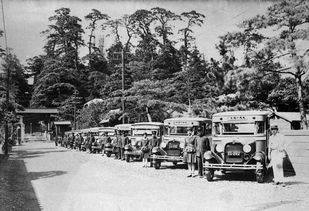 池上電気鉄道 バスと乗務員(1927年9月)